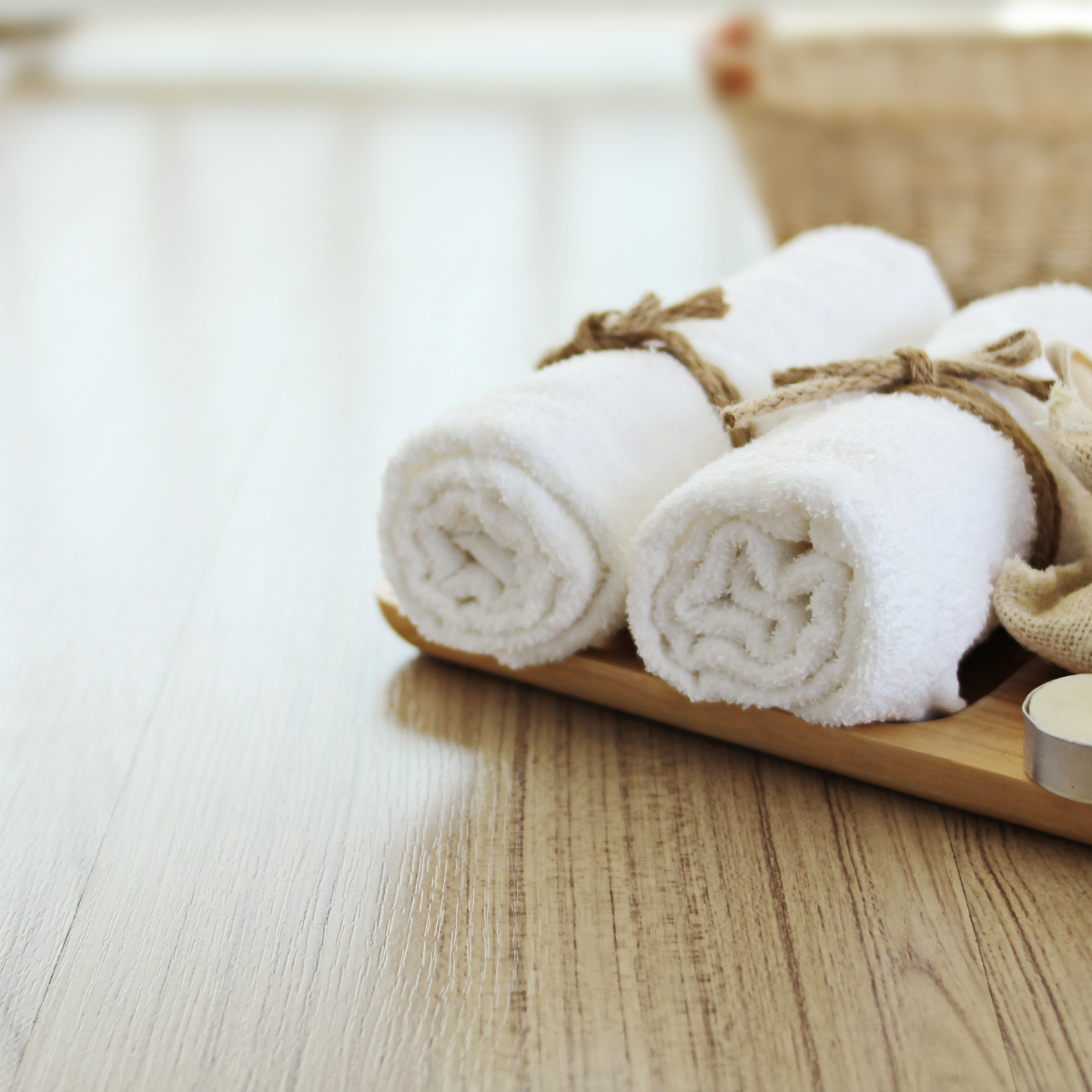 Toallas de hotel blancas de alto gramaje apiladas, listas para huéspedes, suaves y esponjosas