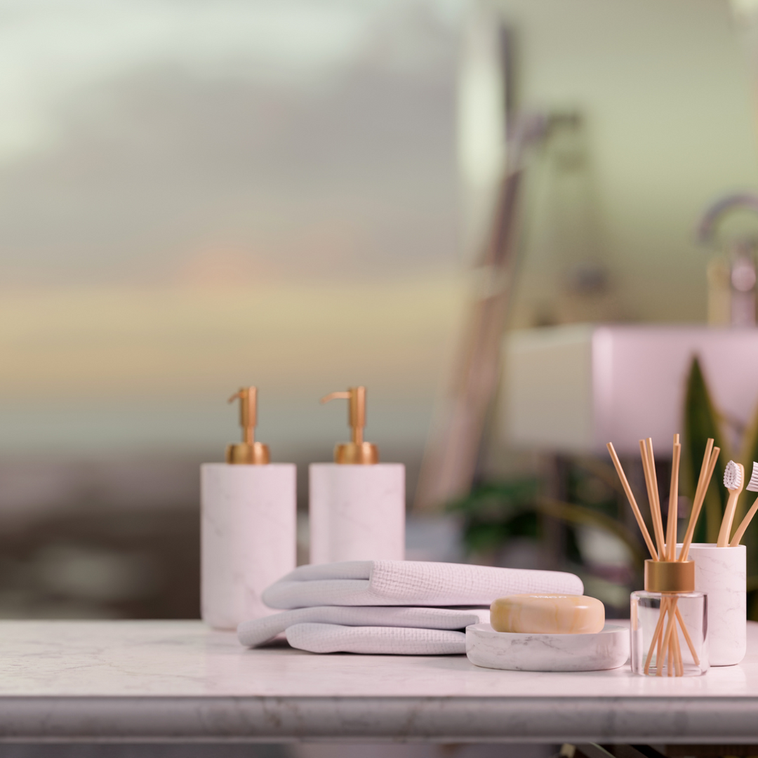 Set de amenities de baño con jabón, champú y gel de ducha en envases individuales sobre bandeja de bienvenida en apartamento turístico