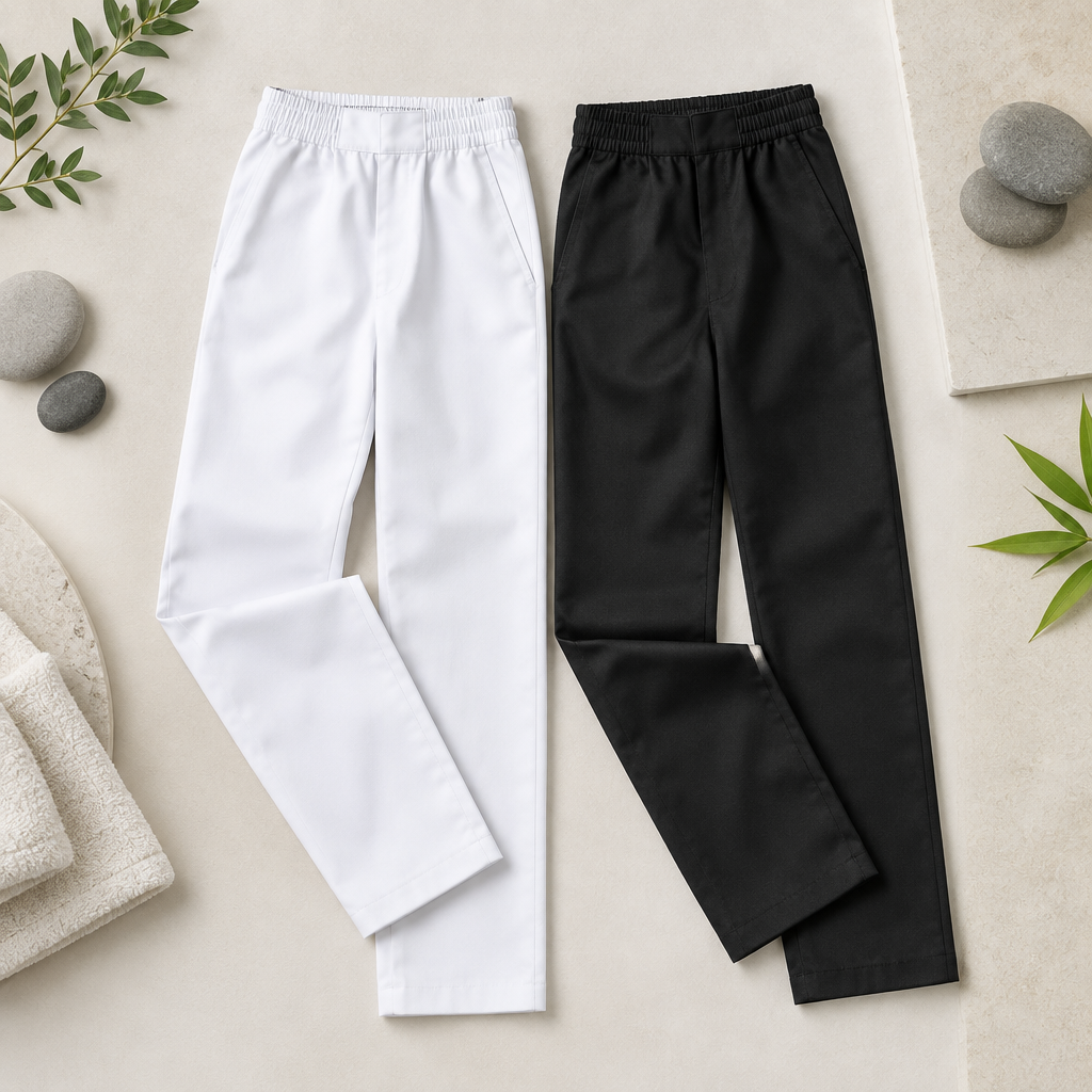 Cuisinier professionnel avec pantalon de cuisine à carreaux pied-de-poule classique et ceinture élastique dans une brigade de cuisine d'hôtel de catégorie