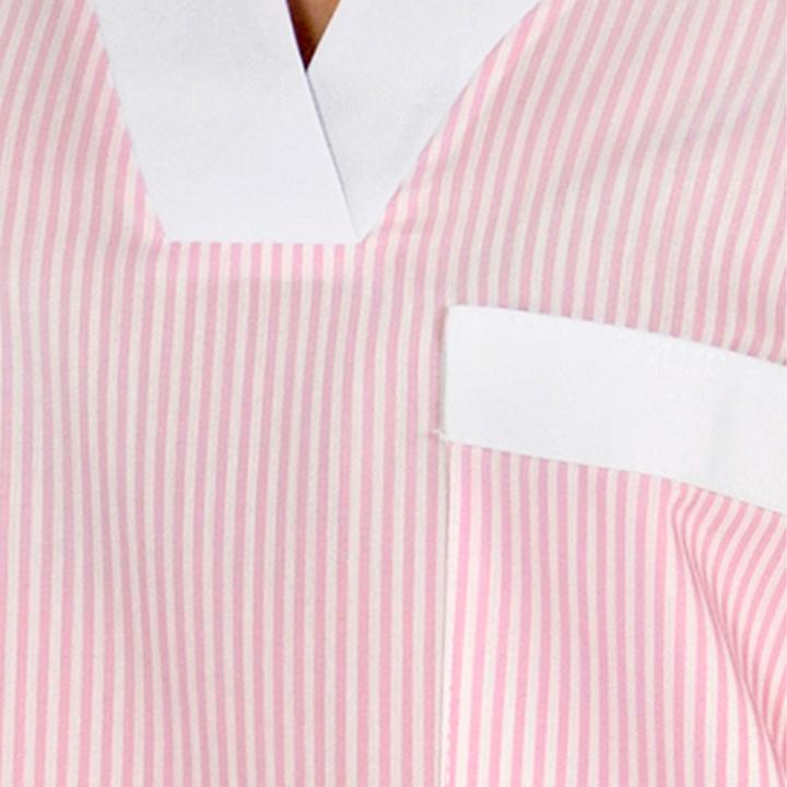 Rosa Hotelzimmermädchen-Uniform mit Taschen