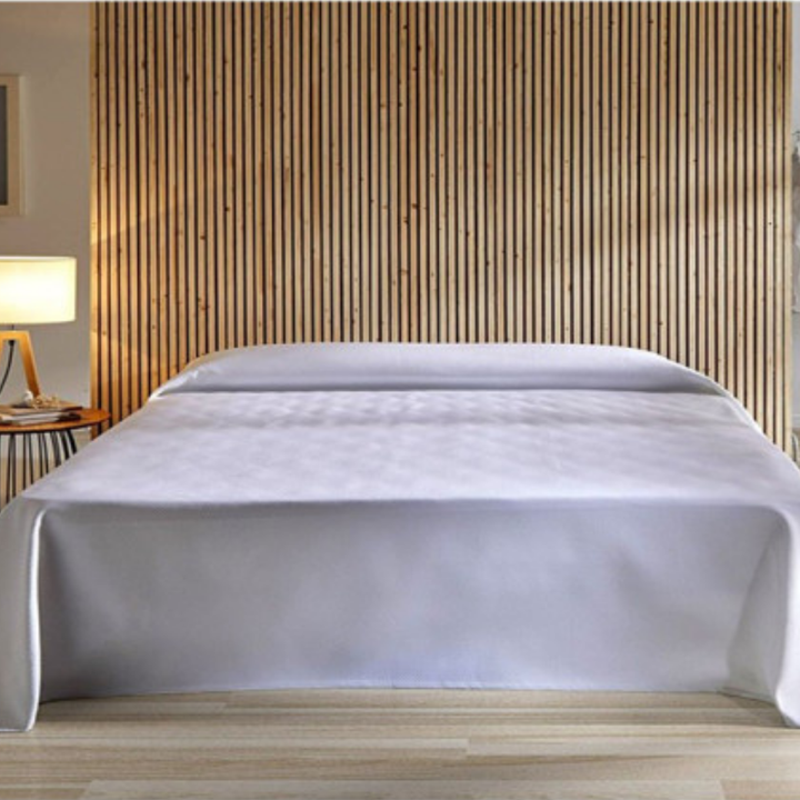 Colcha de rombos hotel blanca 230 gr/m² en 50% algodón 50% poliéster con puntas cuadradas, para primavera y verano en hoteles y alojamientos turísticos en 7 medidas