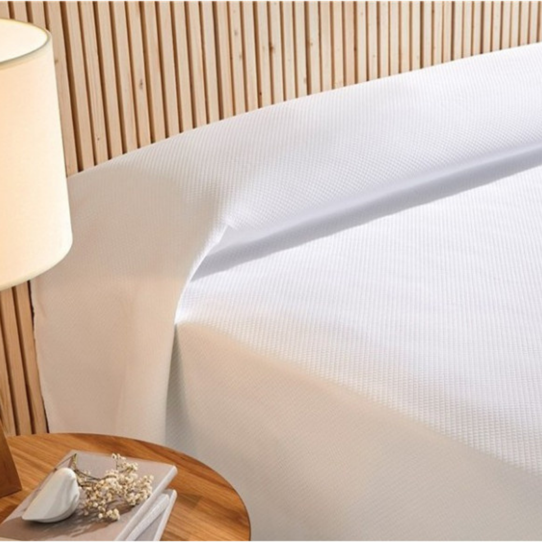 Colcha rombos hotelera blanca 230 gr/m² algodón poliéster, ideal temporada primavera verano con admisión de secadora y limpieza en seco para hoteles al por mayor