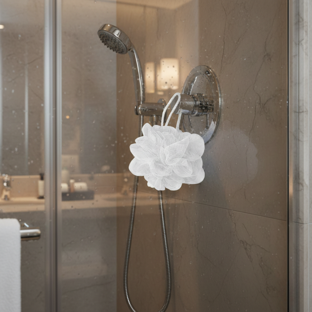 Detalle de malla PE de esponja de baño blanca con cuerda poliéster, proveedor de esponjas mayorista