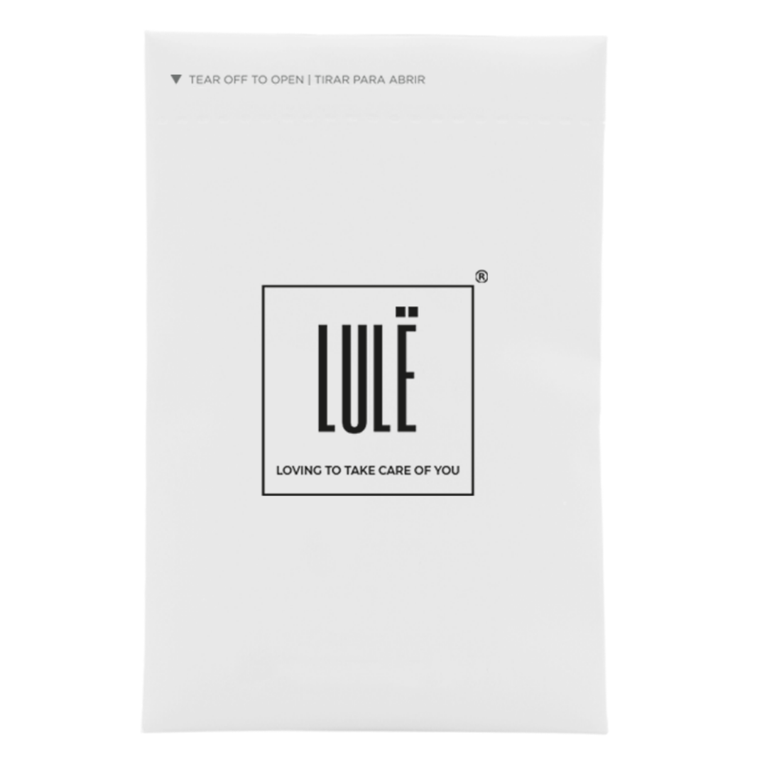 Amenity de esponja lufa Lule con alas laterales de agarre y packaging en bolsa de papel piedra resistente al agua, para hoteles y establecimientos HORECA