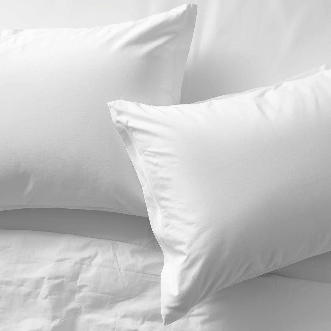White hotel pillowcase, 144-thread-count, 100% cotton, 30/27 quality, with a natural feel and breathable fabric, for hotels, spas, and vacation rentals (wholesale)