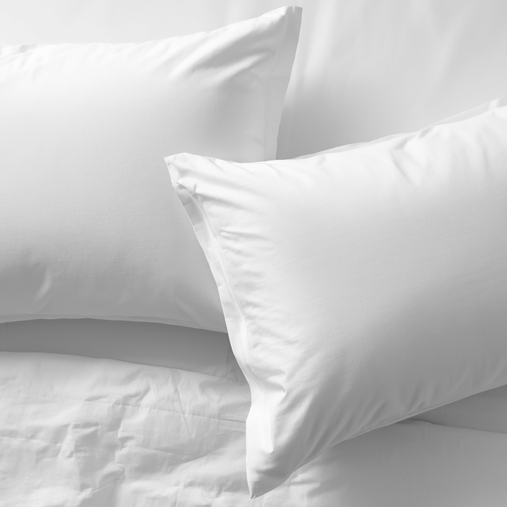 White hotel pillowcase, 144-thread-count, 100% cotton, 30/27 quality, with a natural feel and breathable fabric, for hotels, spas, and vacation rentals (wholesale)