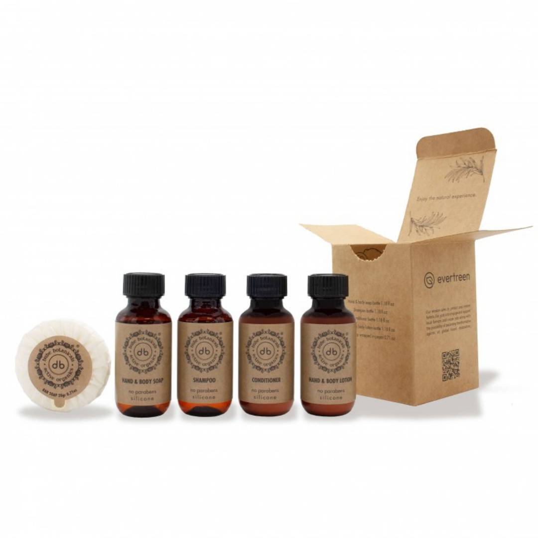 Set cosmetico da hotel Bube composto da cinque prodotti: quattro flaconcini in RPET da 35 ml e una saponetta Plissé avvolta in carta velina, tutti vegani e prodotti in Spagna