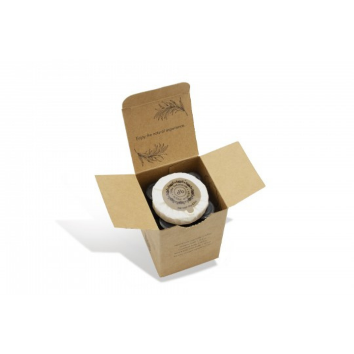 Set completo di prodotti da bagno Bube per hotel, comprendente shampoo, balsamo, sapone, lozione per il corpo e sapone solido Plissé, certificato vegano e prodotto in Spagna