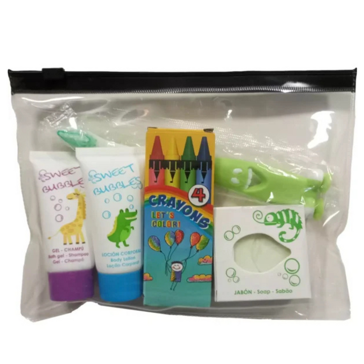 Kinderset mit Gel, Shampoo, Lotion, Seife und Zahnbürste in einem transparenten Etui.