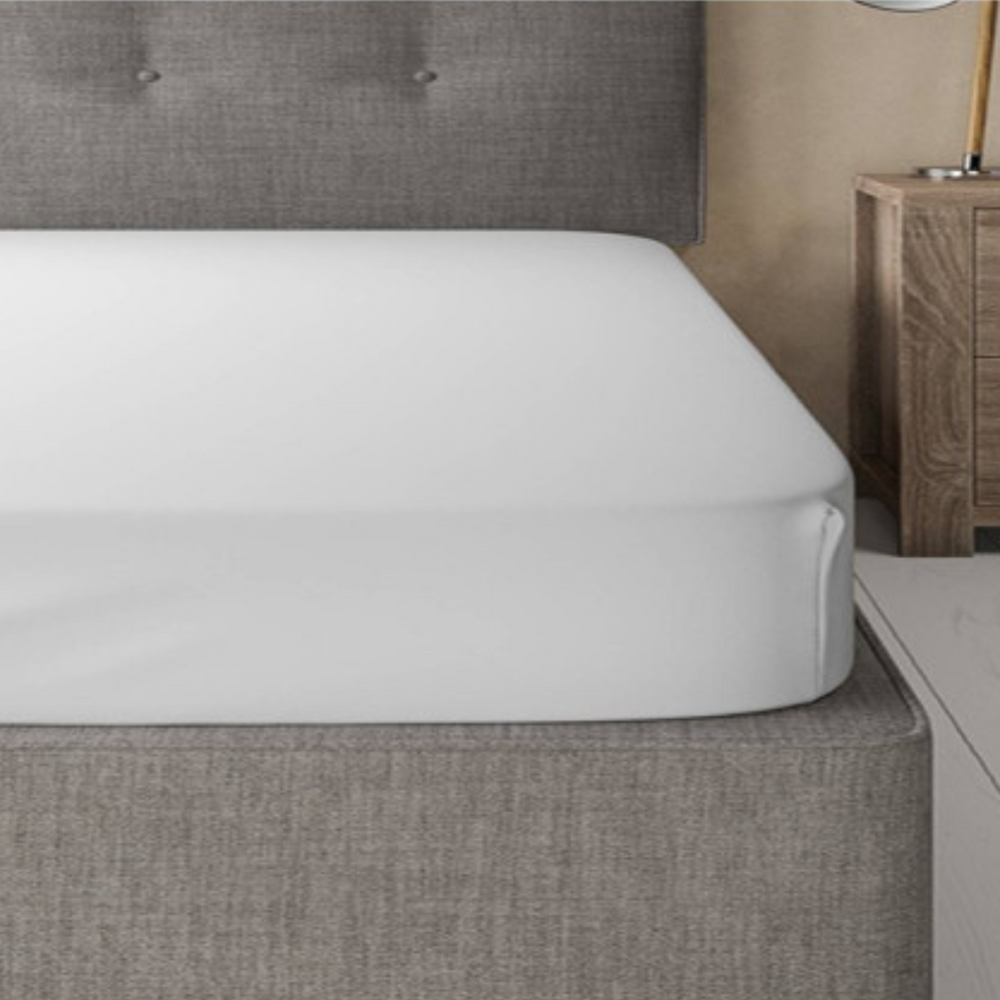 Sábanas de hotel blancas dobladas sobre cama profesional