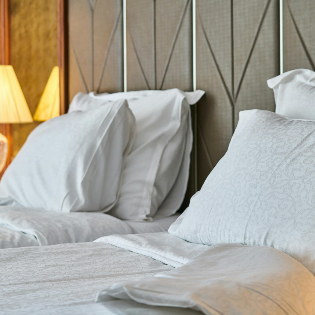 Sábana encimera hotel blanca 200 hilos en algodón 100% natural, suave y transpirable disponible en 7 medidas de cama 90 a 200 para hoteles, hostales y casas rurales