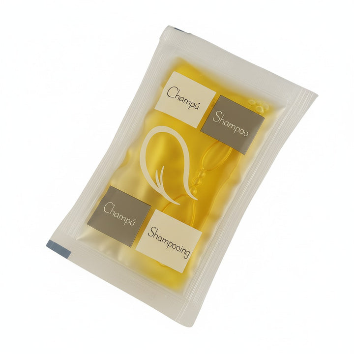Sachet de champú para hotel de 15 ml en un baño de lujo, ideal como shampoo para hoteles, en envase de polietileno resistente para huéspedes.