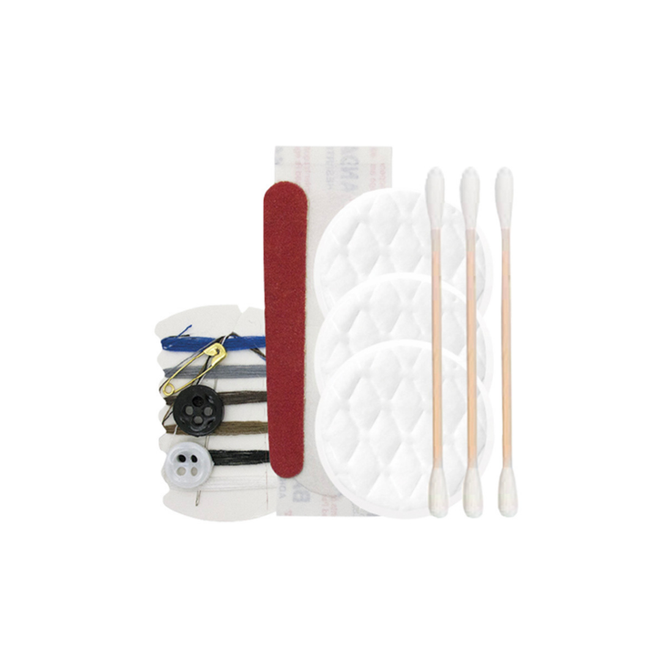 Trousse de toilette Bube dans un carton scellé contenant 8 articles : lime à ongles, pansements, kit de couture, disques de coton et cotons-tiges en bois, destinée aux chambres d'hôtel et au secteur HORECA
