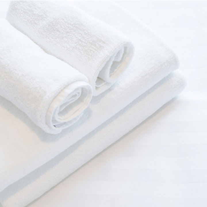 Toalla blanca lisa para hotel 100% algodón 450 gramos