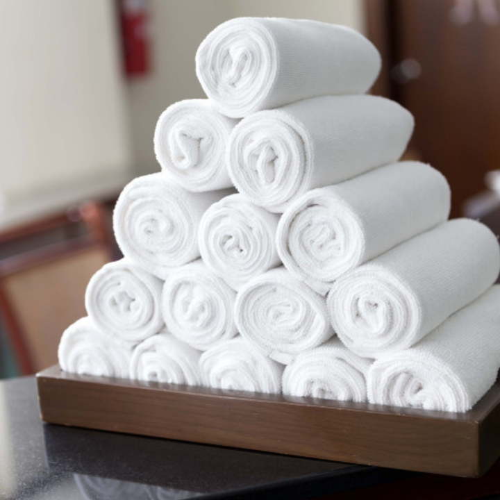 Detalle del tejido de rizo convencional en toalla de hotel premium