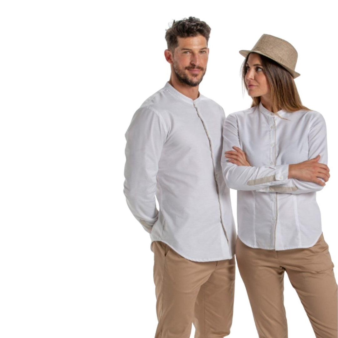 Camisa blanca de manga larga con detalles beige en cuello y tapetas