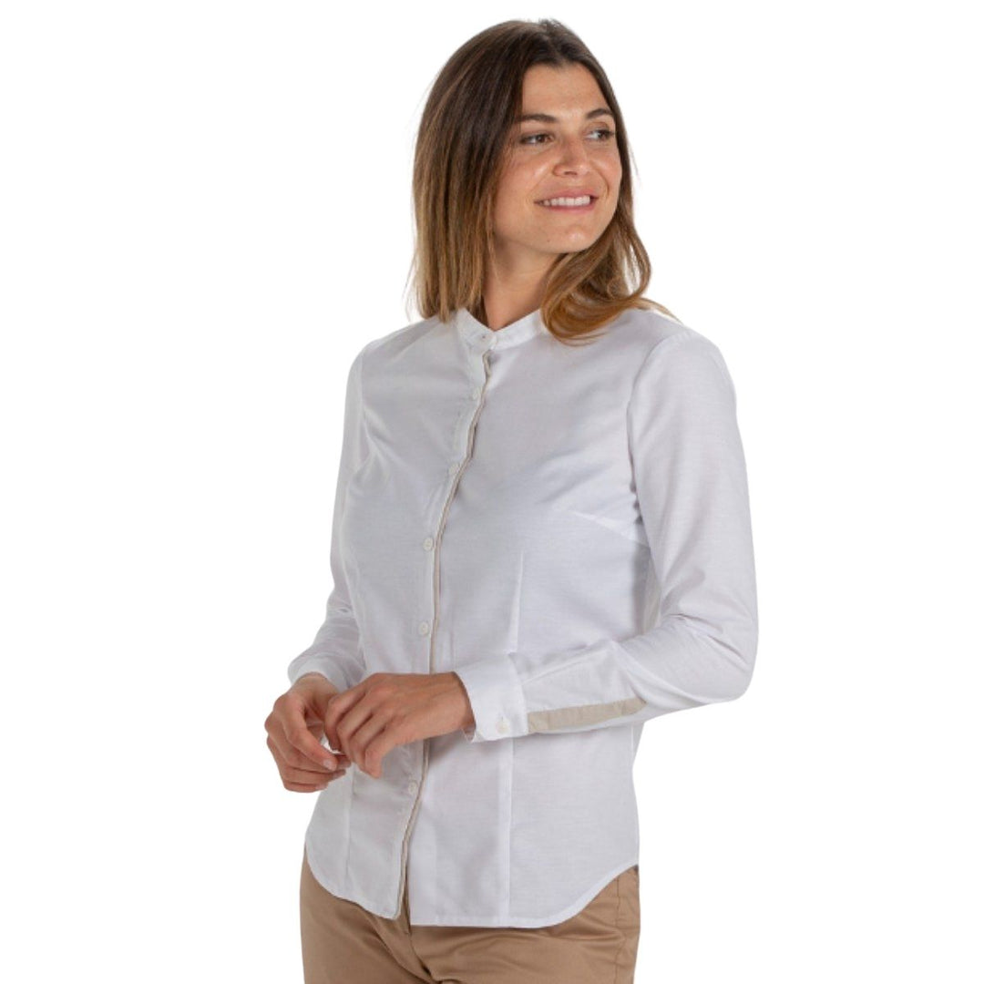Camisa profesional femenina con detalles beige interior de cuello y mangas