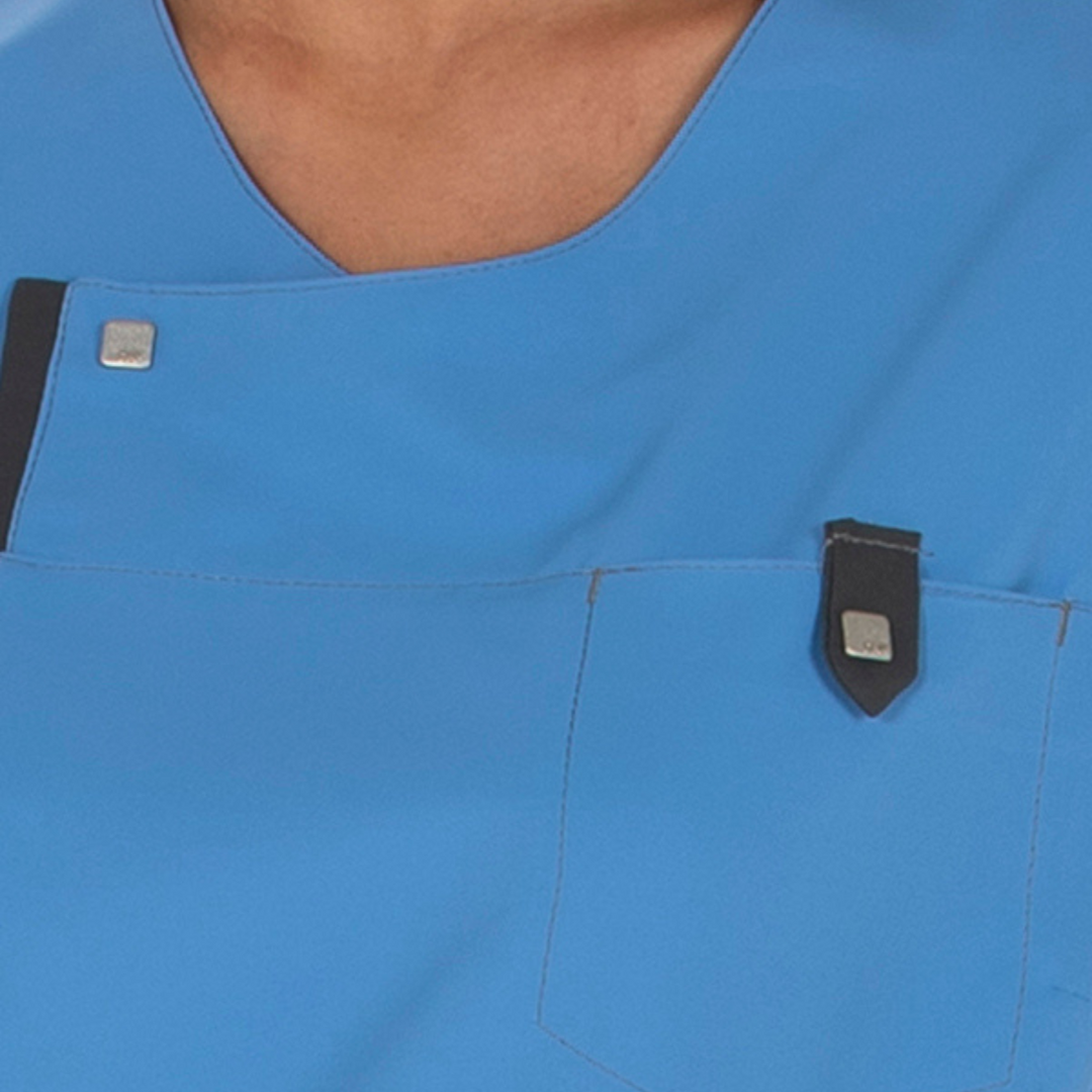 Blouse sanitaire bleue avec poches et col à fermeture auto-agrippante