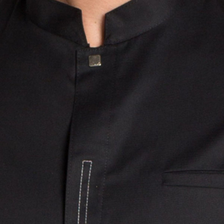 Chaqueta profesional para camarero con bolsillos funcionales y cierre con corchetes