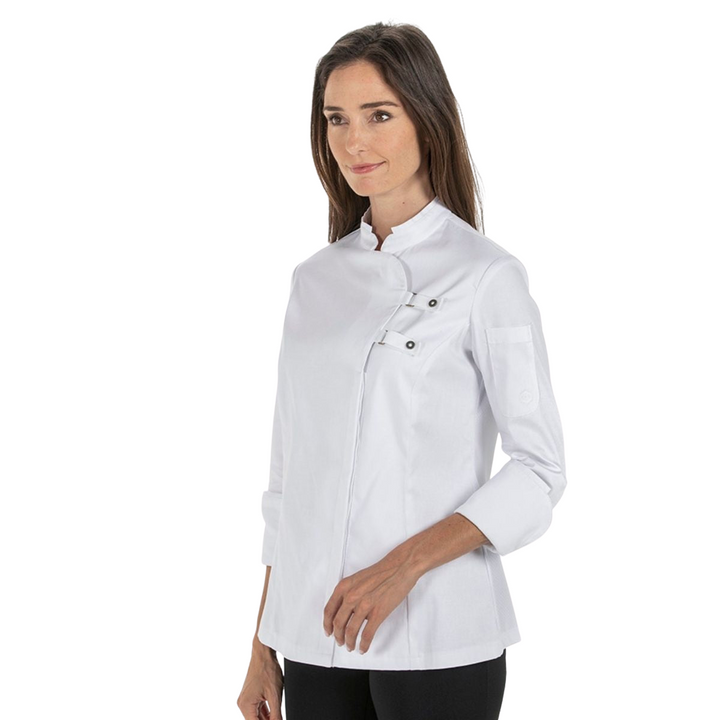 Chaqueta cocinera blanca 67% poliéster 33% algodón manga larga cuello mao rejilla antibacteriana costadillos y mangas cintas hebillas y bolsillo manga izquierda, para cocinas al por mayor