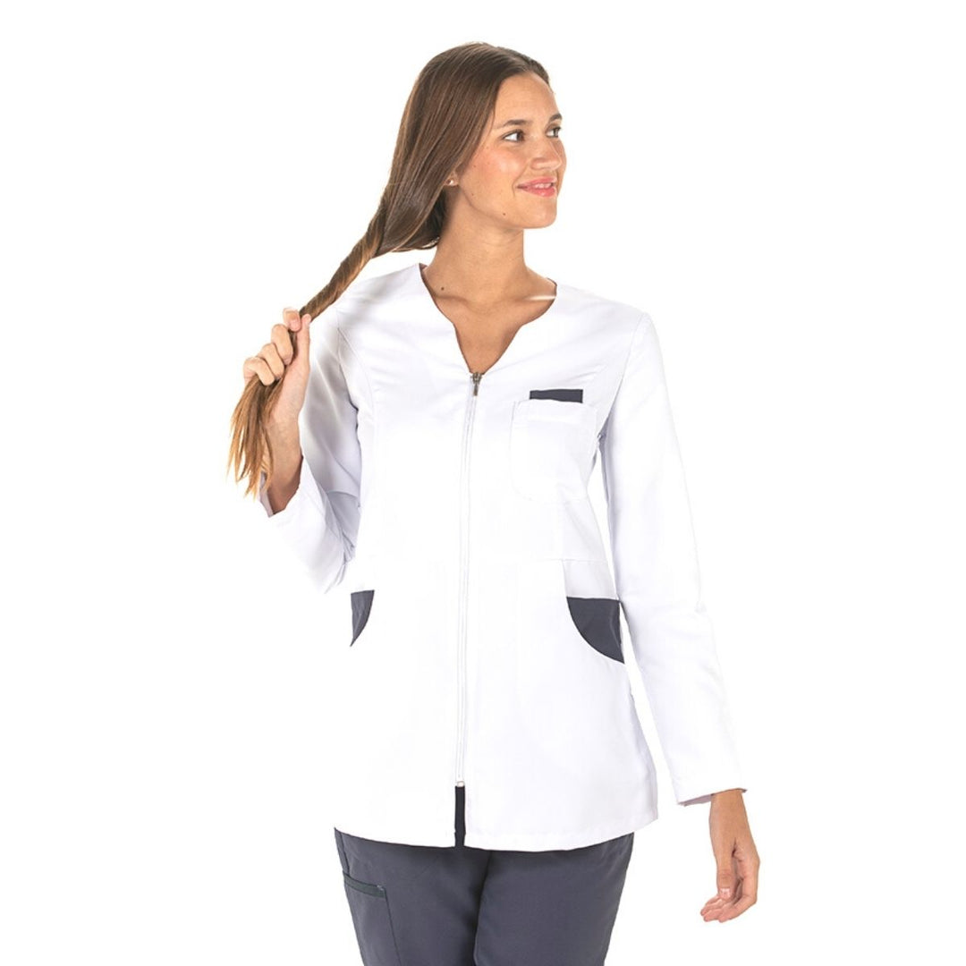 Chaqueta azul para mujer con contraste, ideal para uniformes de spa