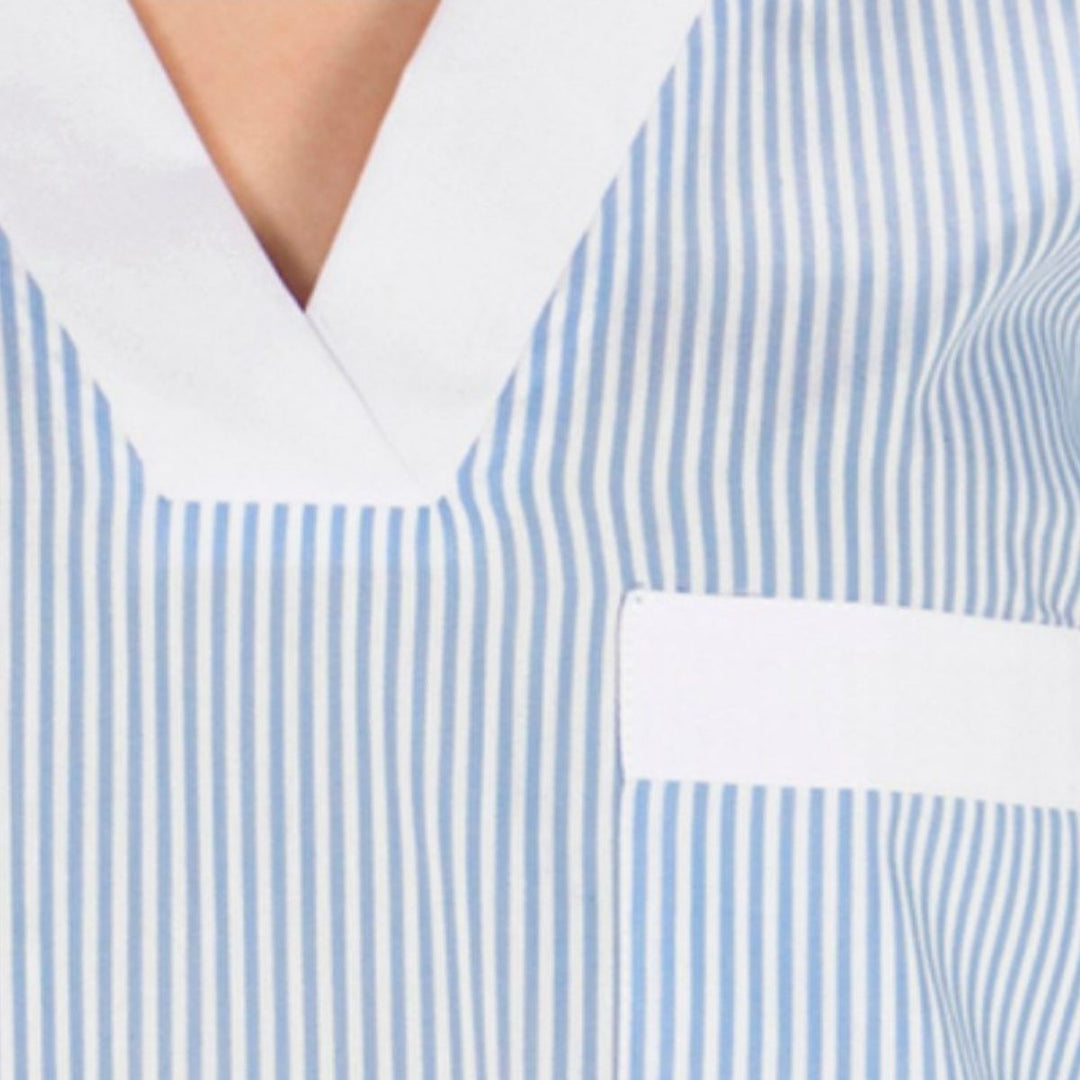 Prenda laboral celeste unisex para housekeeping en hoteles