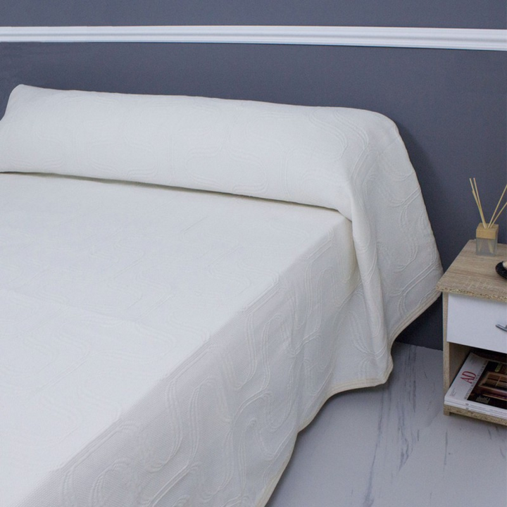 Colcha hotelera beige para habitaciones de verano