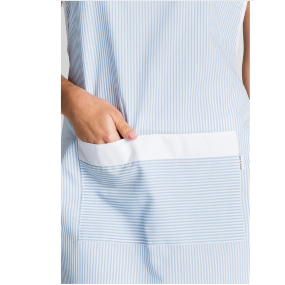 Uniforme de mucama con diseño a rayas y bolsillo central