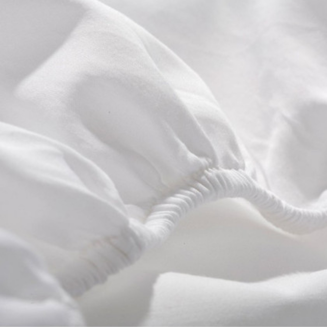 Detail eines Baumwoll-Polyester-Mischgewebes auf einem weißen Hotelbettlaken