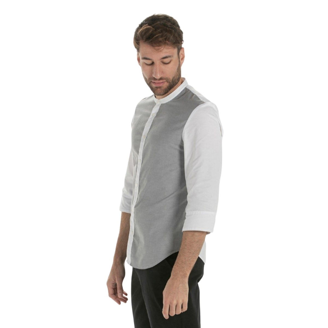 Uniforme de hostelería chico con línea de botones en contraste