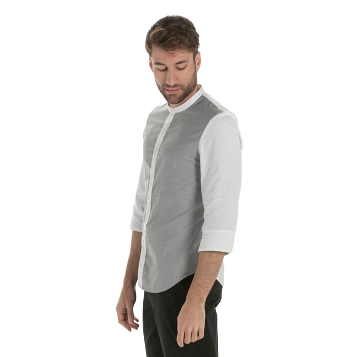 Uniforme de hostelería chico con línea de botones en contraste