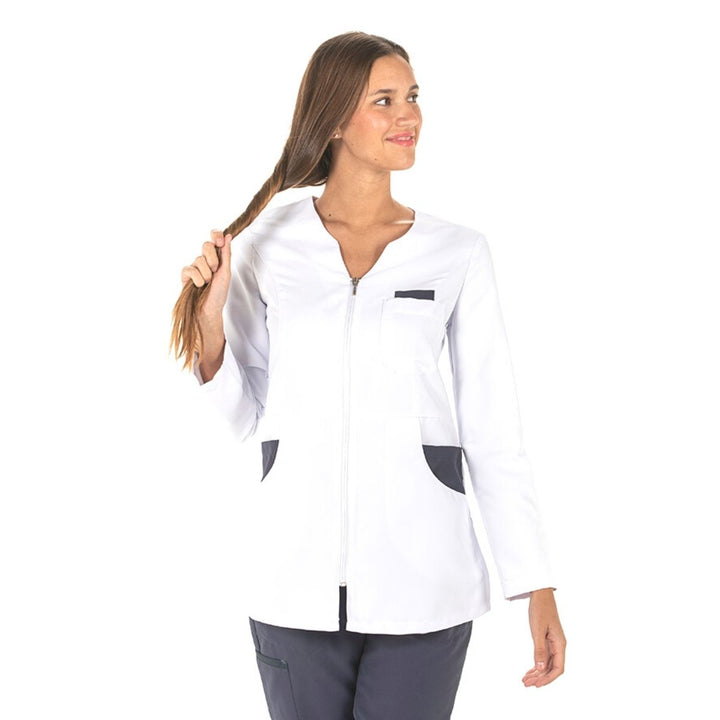 Chaqueta azul para mujer con contraste, ideal para uniformes de spa