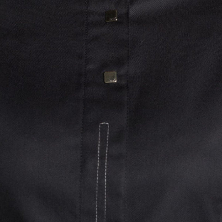 Langärmelige schwarze Jacke mit Haken- und Ösenverschluss und Seitenschlitzen