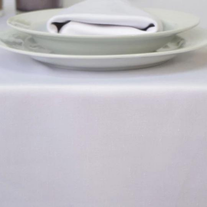 Elegant white satin tablecloth for hotels and restaurants.