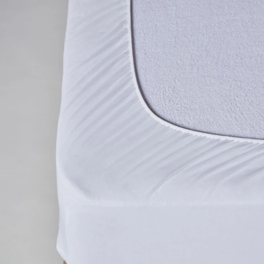 Washable and durable polyurethane mattress protector cover