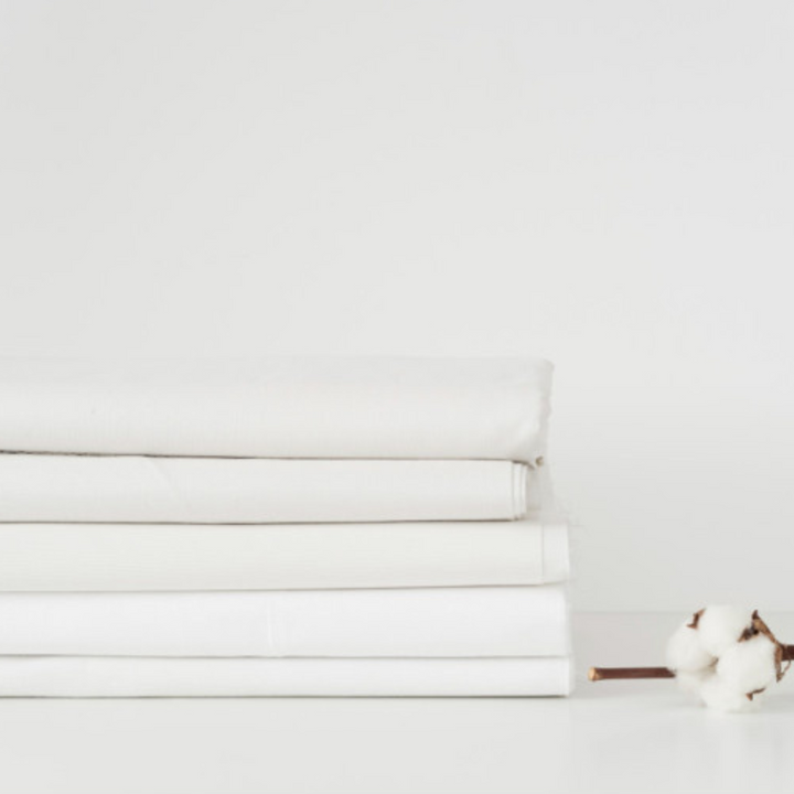 Détail du tissu 100% coton sur les draps d'hôtel