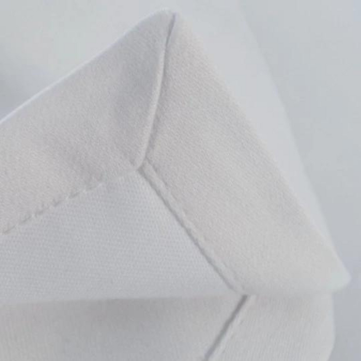 Serviettes de table en satin blanc de haute qualité pour le secteur de l'hôtellerie et de la restauration.