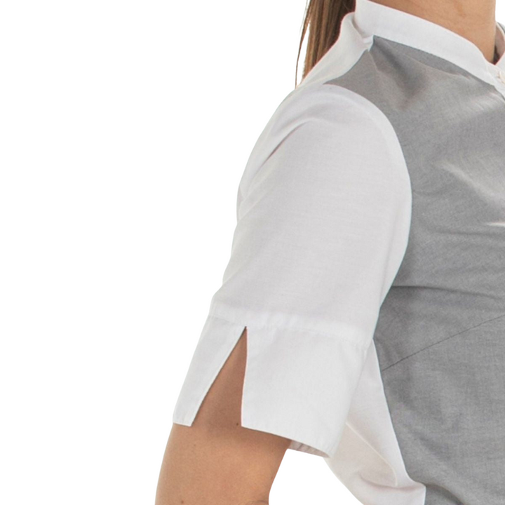 Chemise professionnelle pour femmes avec col mao et boutons renforcés.