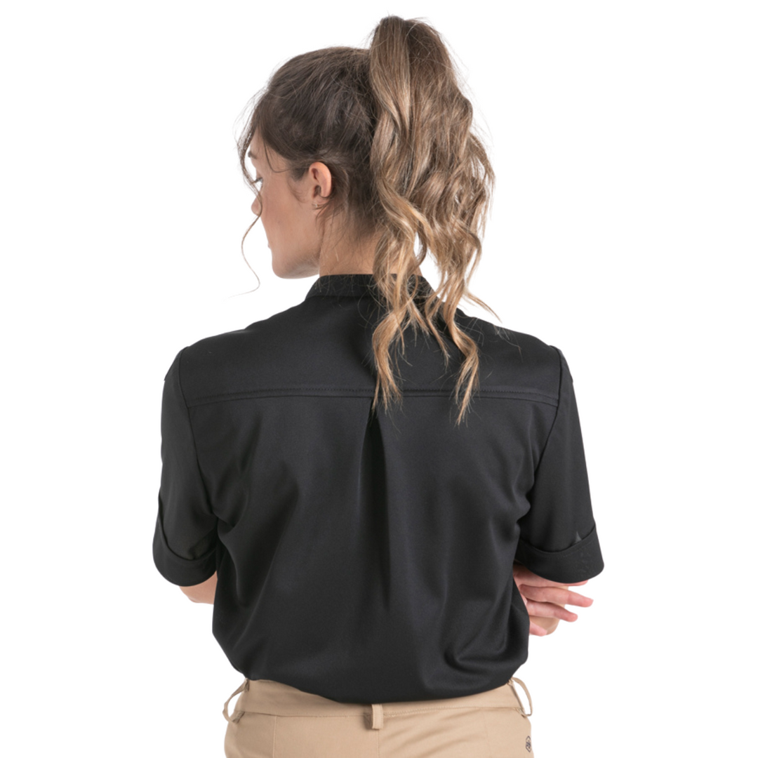 Uniforme de serveur avec tissu respirant et poche de poitrine.