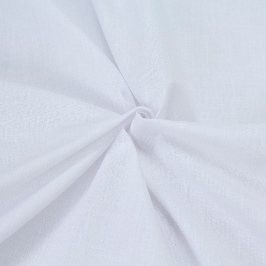 Draps d'hôtel blancs de première qualité pliés sur table