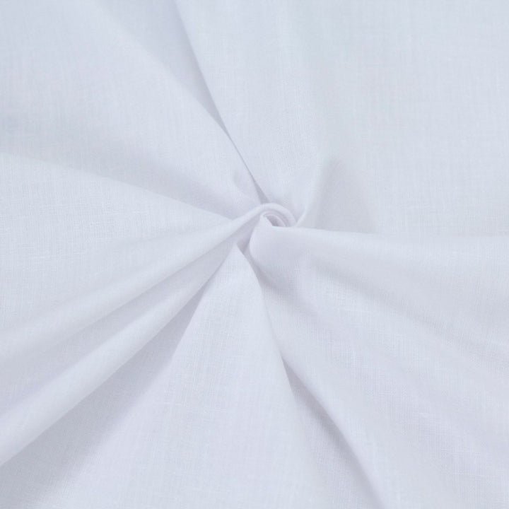 Draps d'hôtel blancs de première qualité pliés sur table