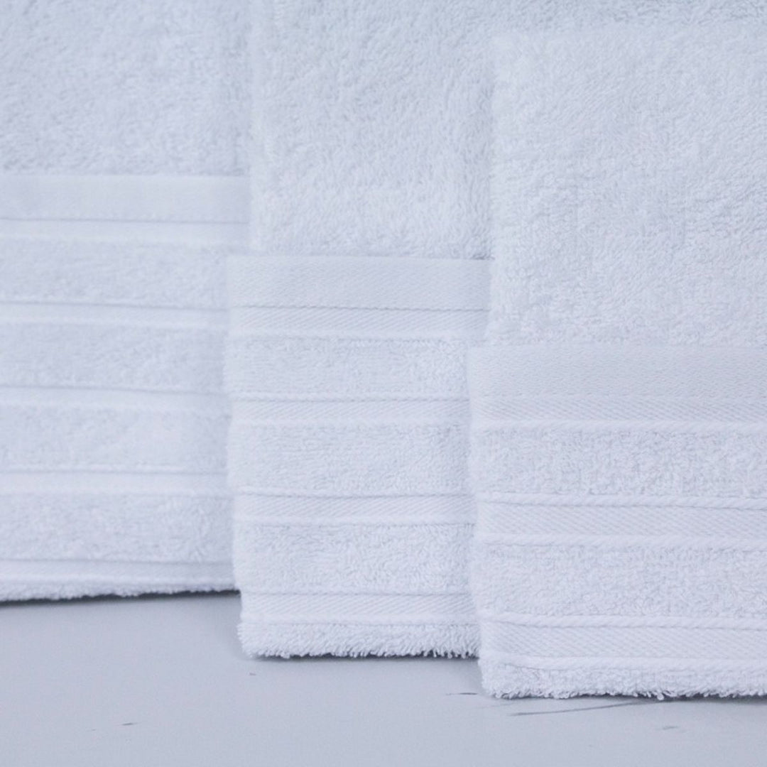 Détail du tissu blanc doux et absorbant des serviettes d'hôtel