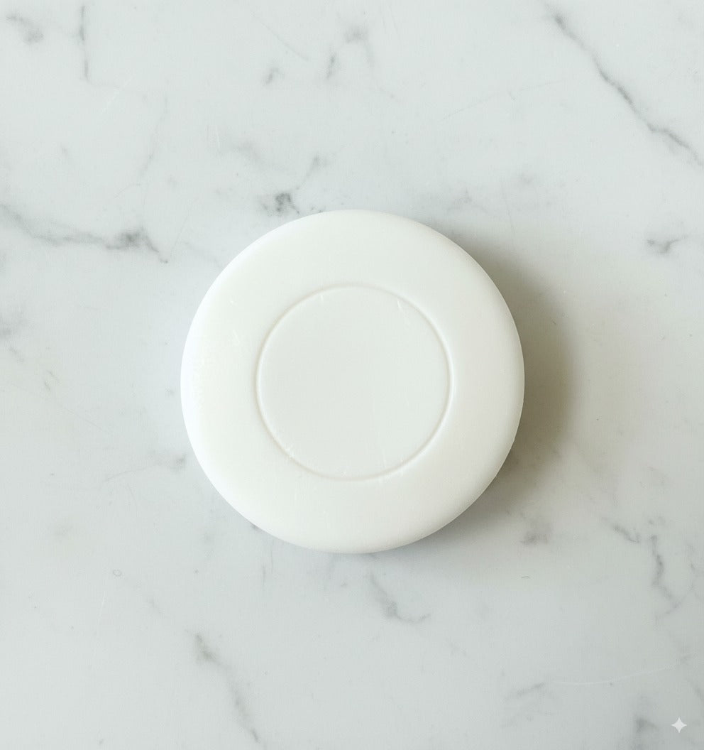 Piccolo dispenser di sapone BIO per hotel, sostenibile e pronto all'uso nelle camere.