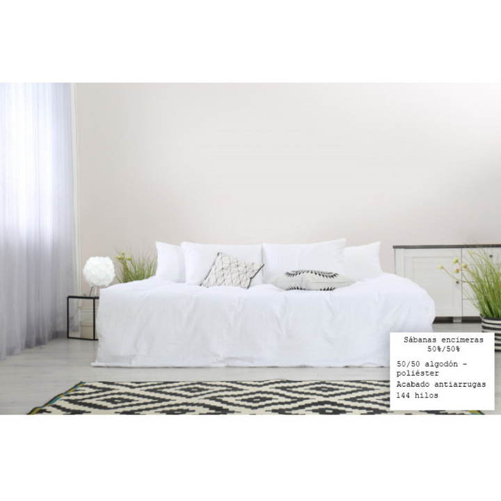 Lenzuola bianche d'albergo stese su un letto fatto a regola d'arte