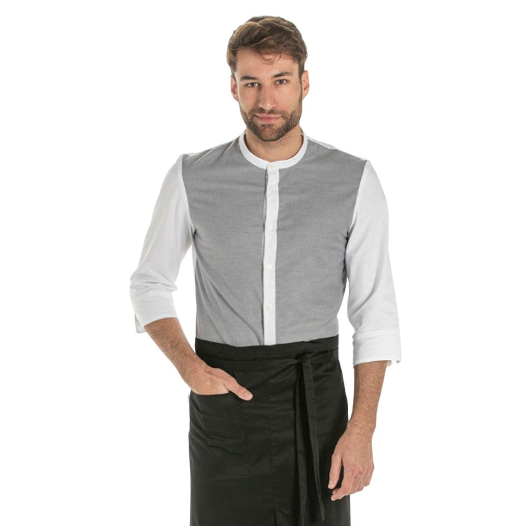 Camicia bianca da ragazzo con fronte grigio e colletto mao per camerieri.