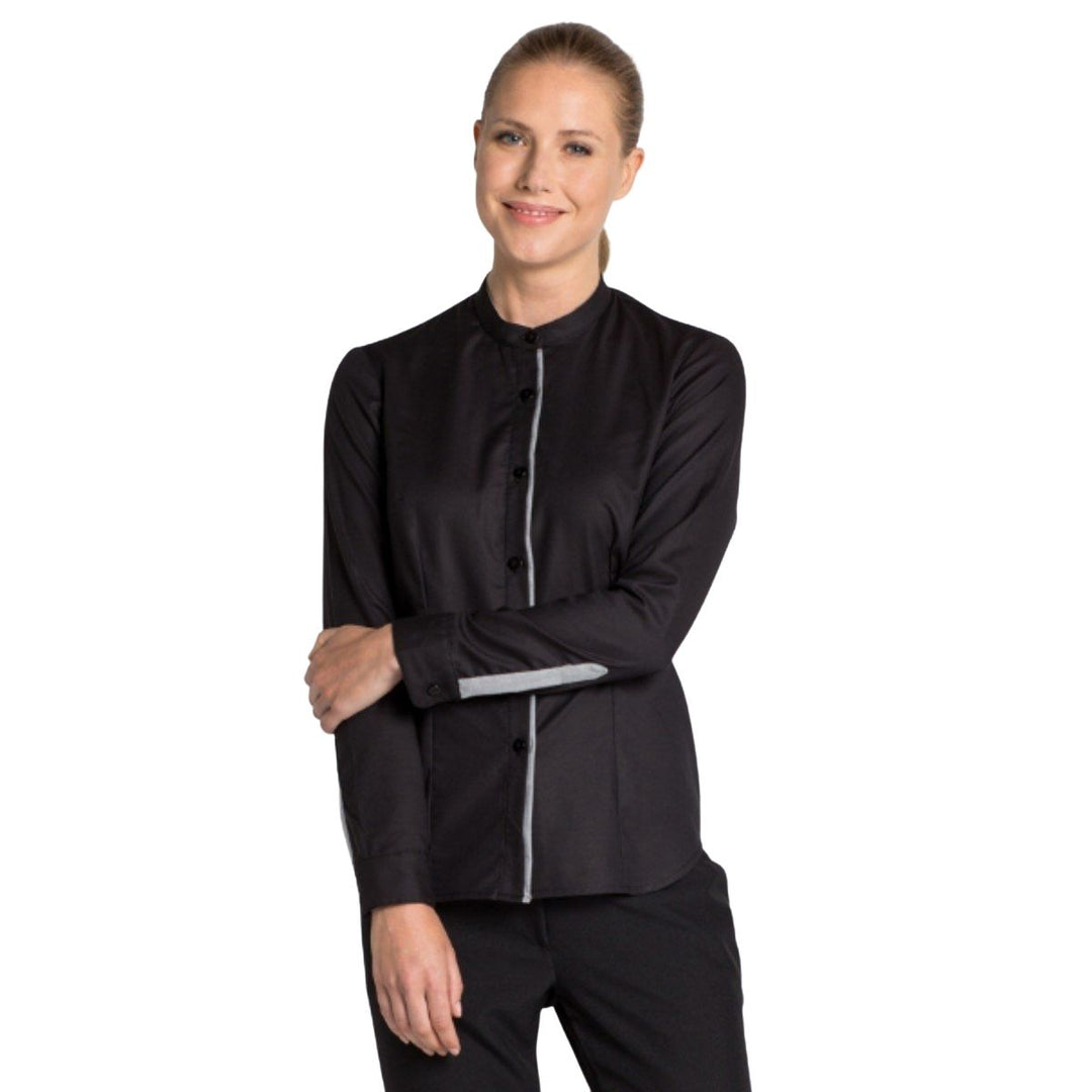Camicia aderente nera da donna con colletto mao per camerieri