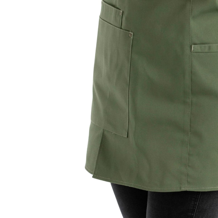 Grembiule con pettorina verde ideale per l'uso in alberghi e aziende ricettive.