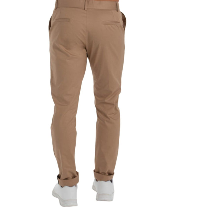 Pantaloni da cameriere di colore beige, dal design comodo ed elegante.